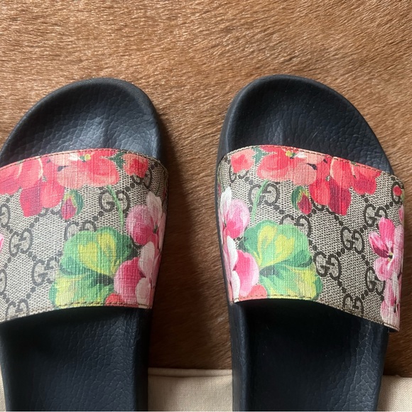 Gucci GG Supreme Monogram Blooms slide 🌺 🌺 🌺 - Picture 5 of 9